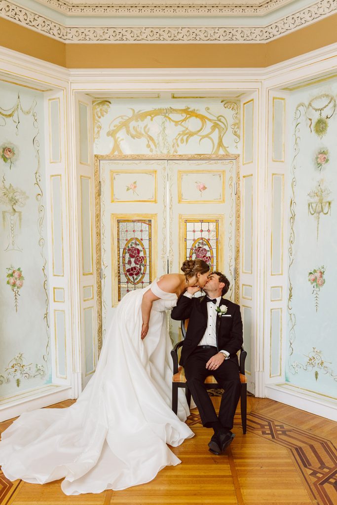 Couple wedding photos in Hamilton ontario
